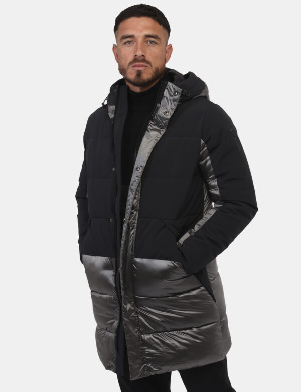 Piumino Fred Mello Nero - Piumino lungo con cappuccio combinato in nero e grigio lucido. Presenti tasche a taglio trasversal
