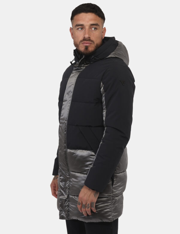 Piumino Fred Mello Nero - Piumino lungo con cappuccio combinato in nero e grigio lucido. Presenti tasche a taglio trasversal