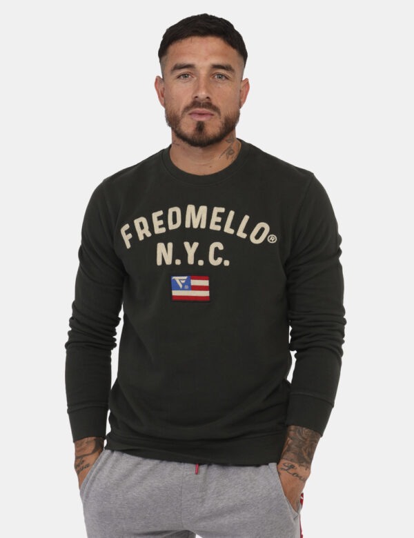 Felpa Fred Mello Verde - Felpa con girocollo classico in total verde scuro con patch New York in tinta coordinata. La vestib
