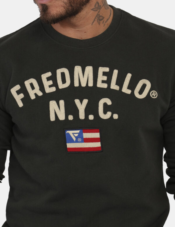 Felpa Fred Mello Verde - Felpa con girocollo classico in total verde scuro con patch New York in tinta coordinata. La vestib