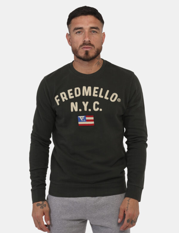 Felpa Fred Mello Verde - Felpa con girocollo classico in total verde scuro con patch New York in tinta coordinata. La vestib