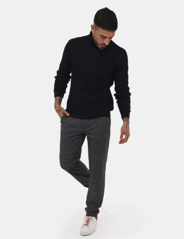 Pantalone Fred Mello Grigio - Pantaloni eleganti su base grigio scuro con righine nere e marroni. Presenti tasche a taglio t
