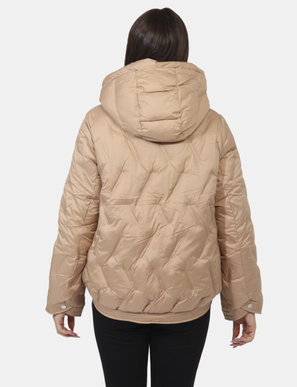 Piumino Fracomina Marrone - Piumino corto con cappuccio in total marrone nocciola con elastico sui polsini e sul girovita. P