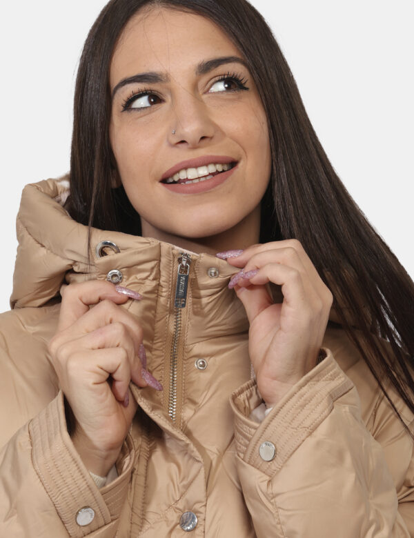 Piumino Fracomina Marrone - Piumino corto con cappuccio in total marrone nocciola con elastico sui polsini e sul girovita. P