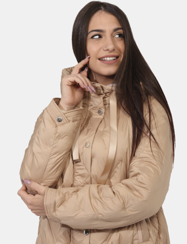 Piumino Fracomina Marrone - Piumino corto con cappuccio in total marrone nocciola con elastico sui polsini e sul girovita. P