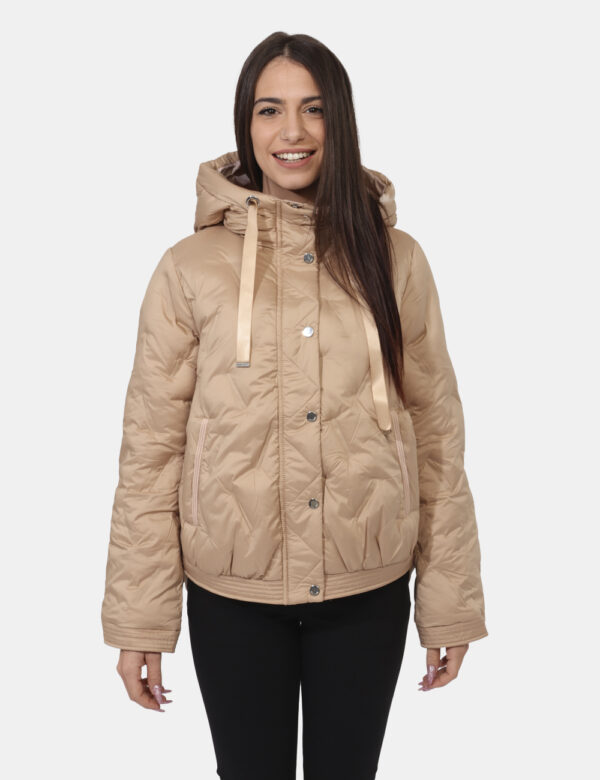 Piumino Fracomina Marrone - Piumino corto con cappuccio in total marrone nocciola con elastico sui polsini e sul girovita. P