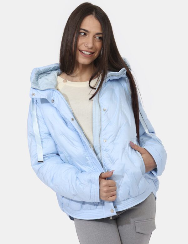 Piumino Fracomina Azzurro - Piumino corto con cappuccio in total azzurro pastello con elastico sui polsini e sul girovita. P