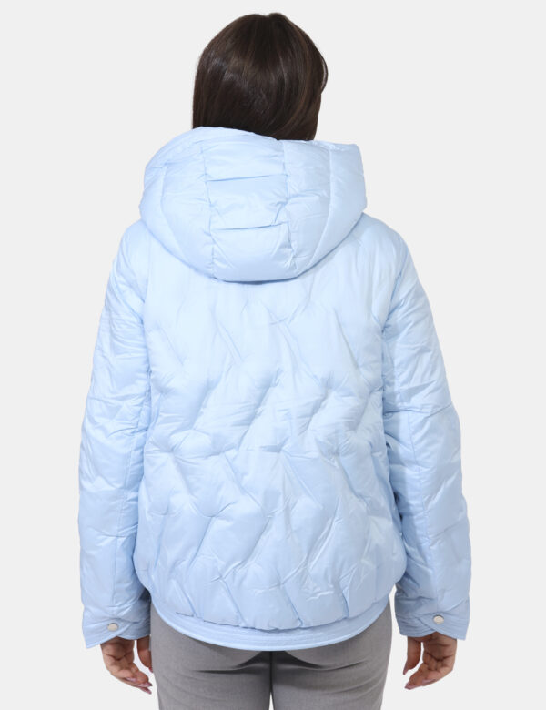 Piumino Fracomina Azzurro - Piumino corto con cappuccio in total azzurro pastello con elastico sui polsini e sul girovita. P