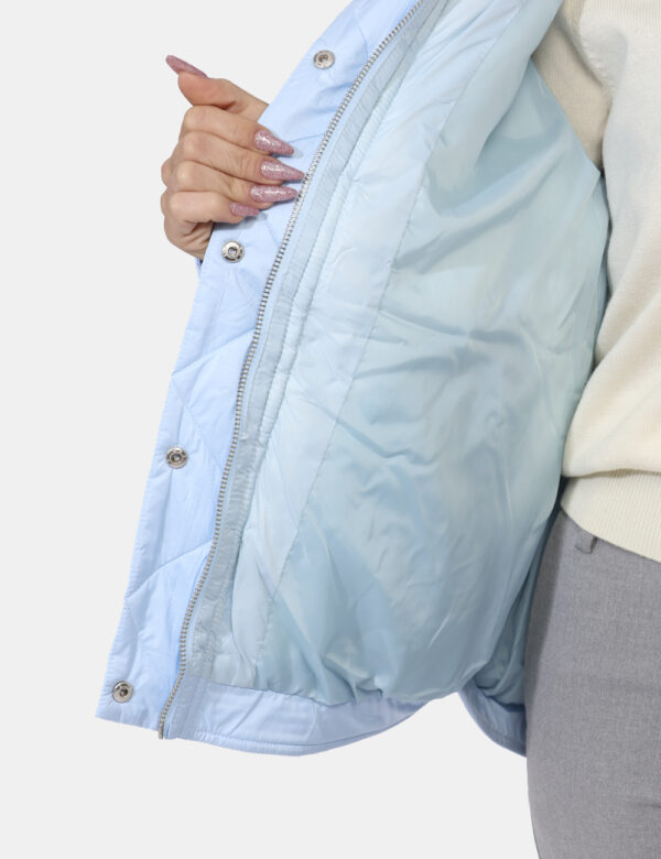 Piumino Fracomina Azzurro - Piumino corto con cappuccio in total azzurro pastello con elastico sui polsini e sul girovita. P