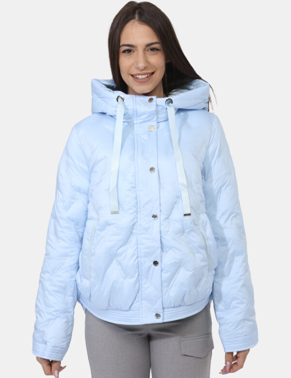 Piumino Fracomina Azzurro - Piumino corto con cappuccio in total azzurro pastello con elastico sui polsini e sul girovita. P