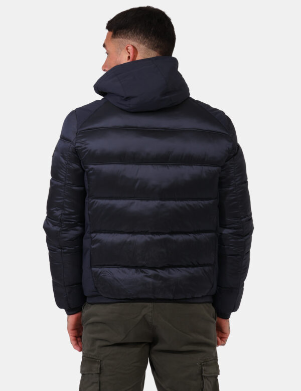 Piumino Yes Zee Blu - Piumino in total blu navy testa di moro con cappuccio. Presenti tasche a taglio trasversale con chiusu