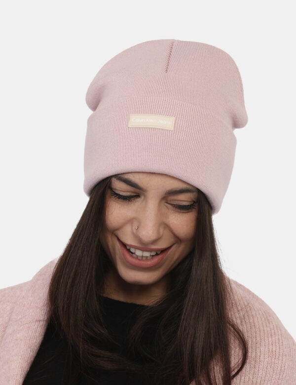 Cappello Calvin Klein Rosa - Cappello modello berretto in total rosa chiaro con risvoltino e patch logo brand. La vestibilit