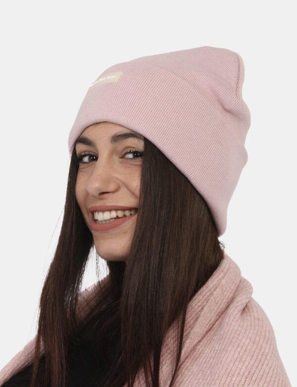 Cappello Calvin Klein Rosa - Cappello modello berretto in total rosa chiaro con risvoltino e patch logo brand. La vestibilit