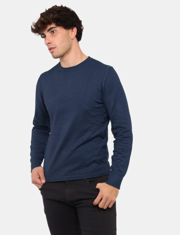 Maglione Yes Zee Blu - Maglione con girocollo classico in total blu navy. La vestibilità è morbida e regolare. Il maglione è