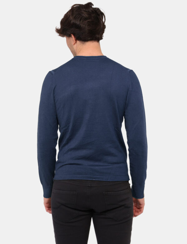 Maglione Yes Zee Blu - Maglione con girocollo classico in total blu navy. La vestibilità è morbida e regolare. Il maglione è