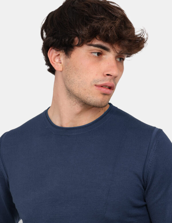 Maglione Yes Zee Blu - Maglione con girocollo classico in total blu navy. La vestibilità è morbida e regolare. Il maglione è