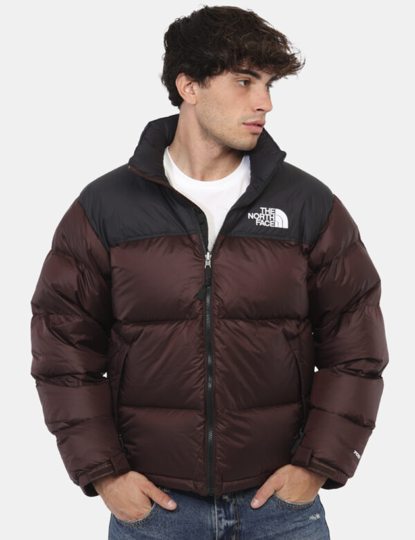 Piumino The North Face Marrone - Piumino bicolor marrone e nero con cappuccio interno. Presenti tasche a taglio trasversale
