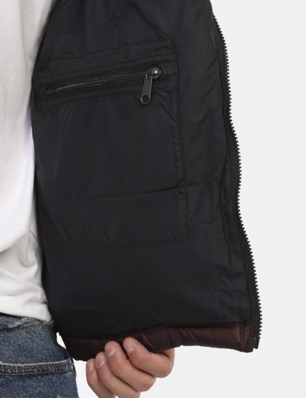 Piumino The North Face Marrone - Piumino bicolor marrone e nero con cappuccio interno. Presenti tasche a taglio trasversale