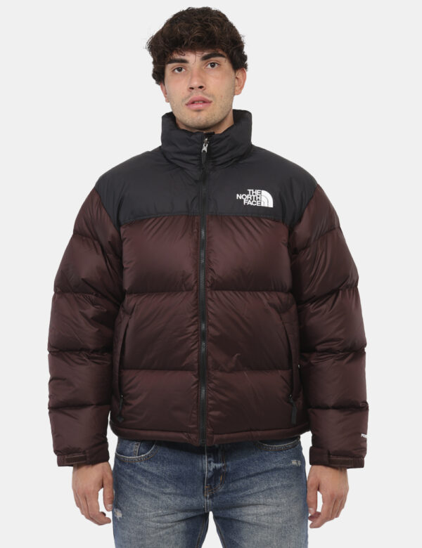 Piumino The North Face Marrone - Piumino bicolor marrone e nero con cappuccio interno. Presenti tasche a taglio trasversale