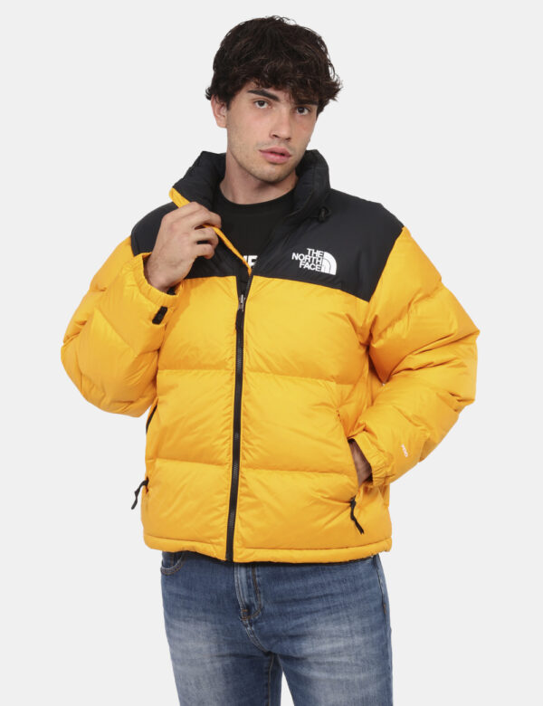 Piumino The North Face Giallo - Piumino bicolor nero e giallo con cappuccio interno. Presenti tasche a taglio trasversale co