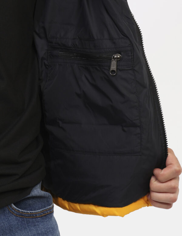 Piumino The North Face Giallo - Piumino bicolor nero e giallo con cappuccio interno. Presenti tasche a taglio trasversale co