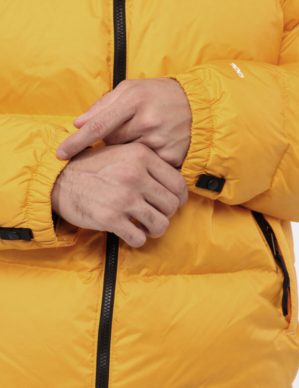 Piumino The North Face Giallo - Piumino bicolor nero e giallo con cappuccio interno. Presenti tasche a taglio trasversale co