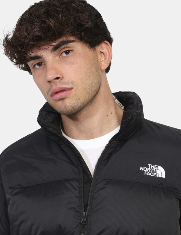 Piumino The North Face Nero - Piumino in total nero con tasche a taglio trasversale e chiusura a zip. La vestibilità è morbi