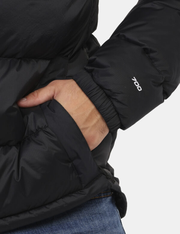 Piumino The North Face Nero - Piumino in total nero con tasche a taglio trasversale e chiusura a zip. La vestibilità è morbi