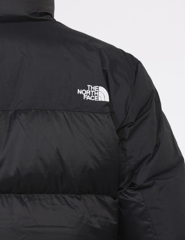 Piumino The North Face Nero - Piumino in total nero con tasche a taglio trasversale e chiusura a zip. La vestibilità è morbi