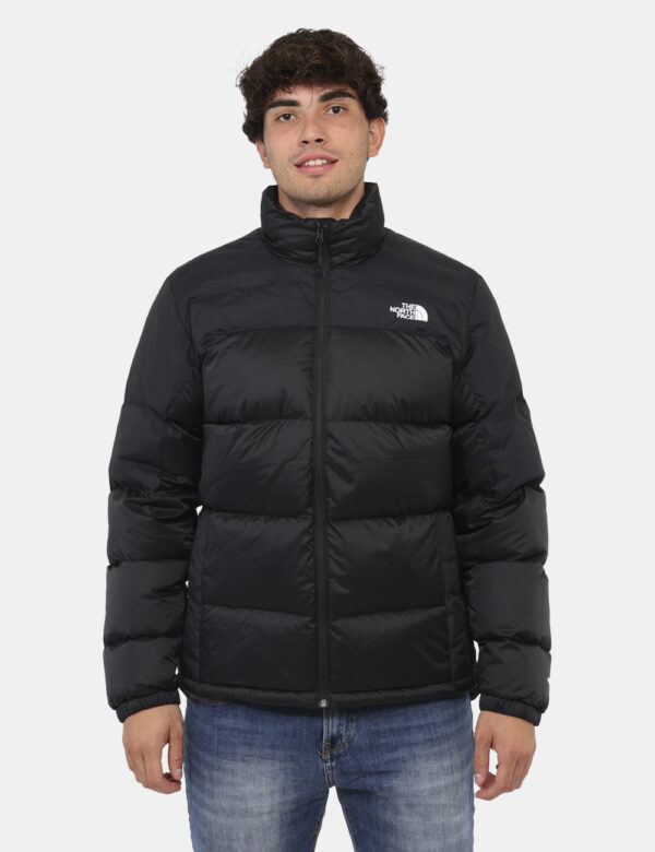 Piumino The North Face Nero - Piumino in total nero con tasche a taglio trasversale e chiusura a zip. La vestibilità è morbi