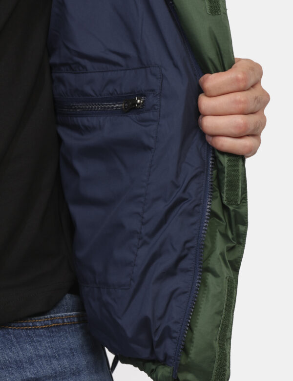 Piumino The North Face Verde - Piumino bicolor blu navy e verde foresta con cappuccio interno. Presenti tasche a taglio tras