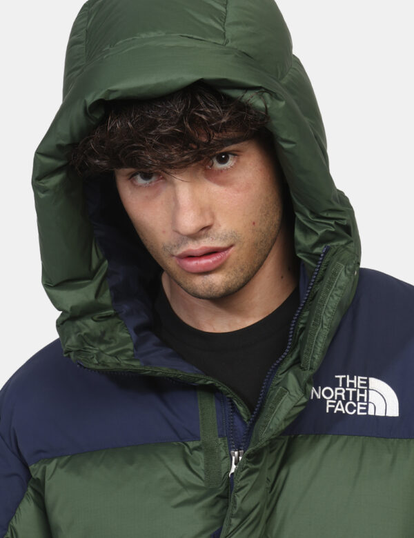 Piumino The North Face Verde - Piumino bicolor blu navy e verde foresta con cappuccio interno. Presenti tasche a taglio tras