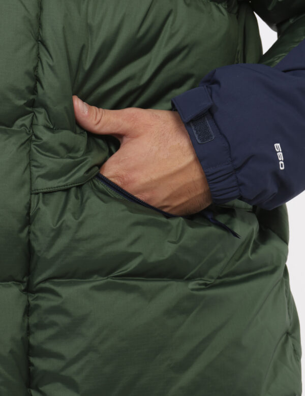 Piumino The North Face Verde - Piumino bicolor blu navy e verde foresta con cappuccio interno. Presenti tasche a taglio tras