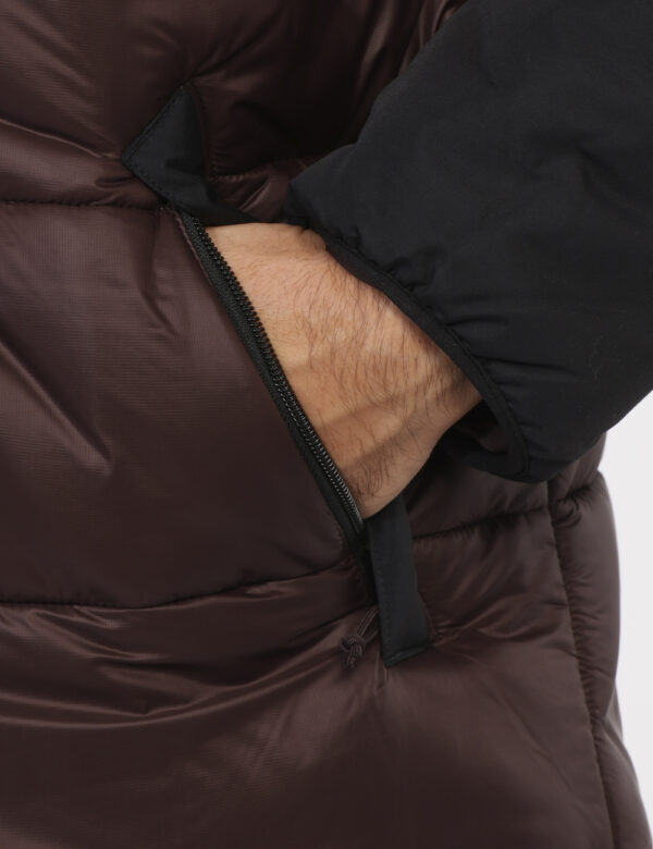 Piumino The North Face Marrone - Piumino bicolor marrone e nero. Presenti tasche a taglio trasversale con chiusura a zip. La