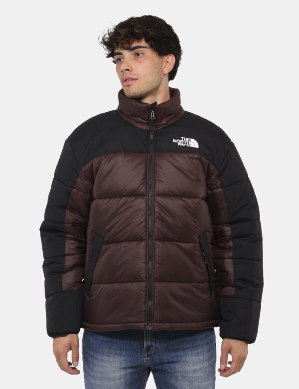 Piumino The North Face Marrone - Piumino bicolor marrone e nero. Presenti tasche a taglio trasversale con chiusura a zip. La