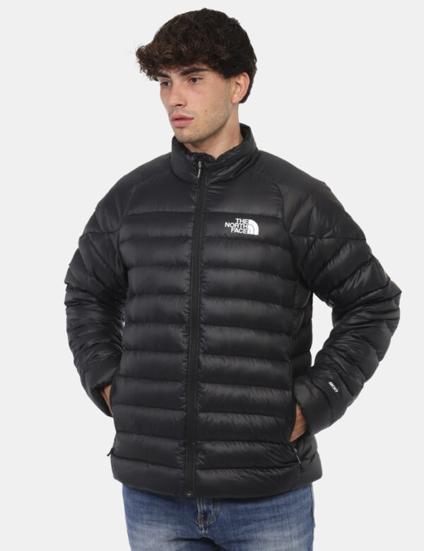 Piumino The North Face Nero - Piumino in total nero con tasche a taglio trasversale e chiusura a zip. La vestibilità è morbi