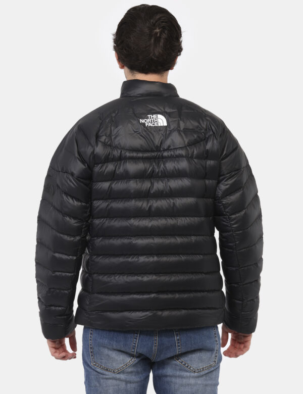 Piumino The North Face Nero - Piumino in total nero con tasche a taglio trasversale e chiusura a zip. La vestibilità è morbi