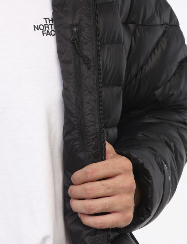 Piumino The North Face Nero - Piumino in total nero con tasche a taglio trasversale e chiusura a zip. La vestibilità è morbi