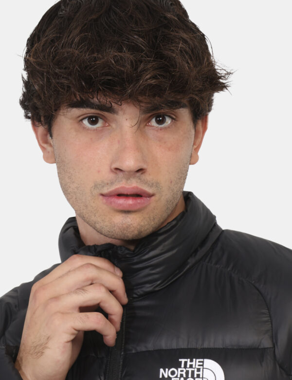 Piumino The North Face Nero - Piumino in total nero con tasche a taglio trasversale e chiusura a zip. La vestibilità è morbi