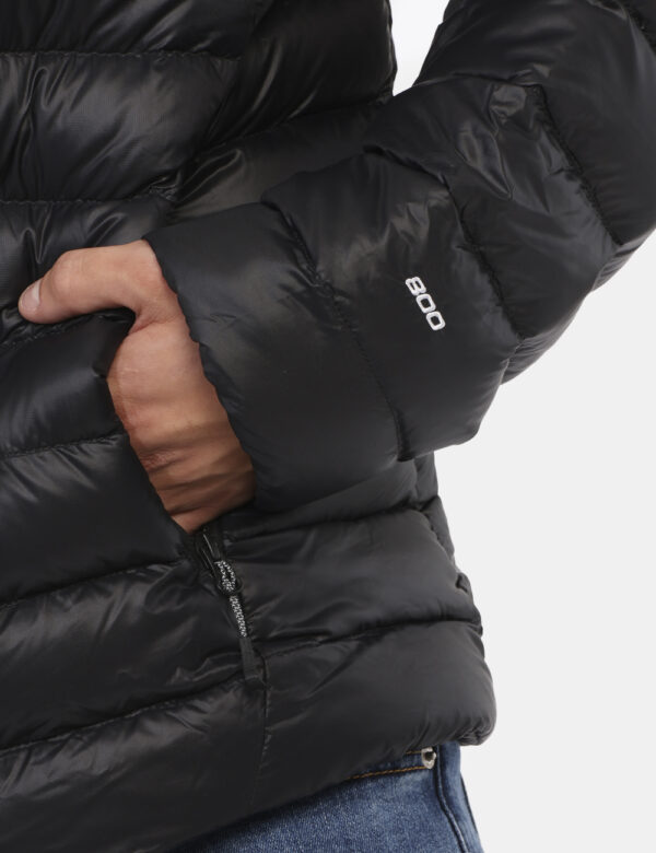 Piumino The North Face Nero - Piumino in total nero con tasche a taglio trasversale e chiusura a zip. La vestibilità è morbi