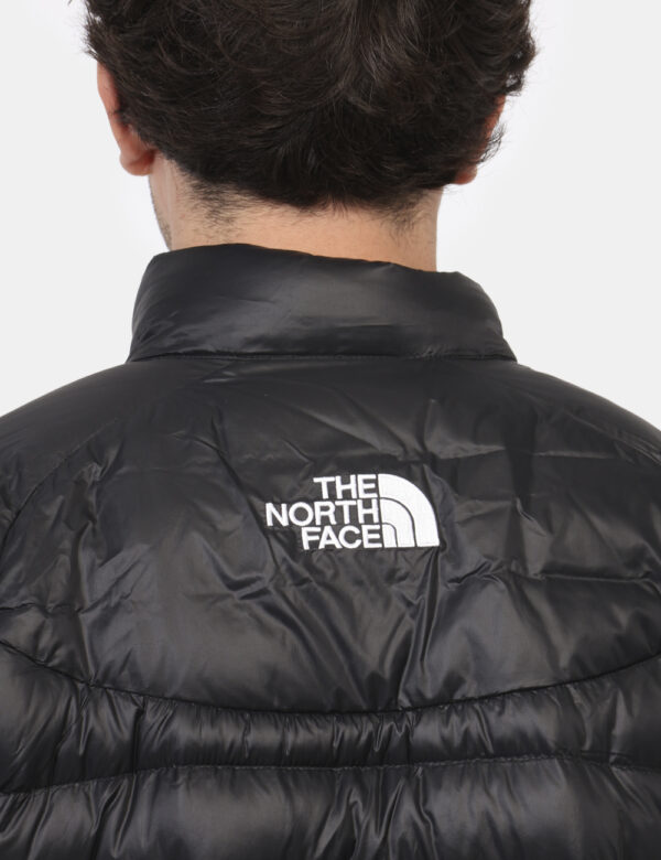 Piumino The North Face Nero - Piumino in total nero con tasche a taglio trasversale e chiusura a zip. La vestibilità è morbi