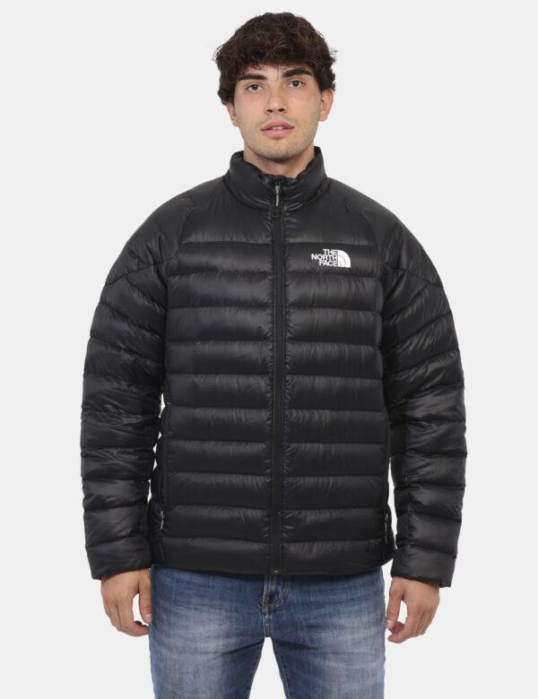 Piumino The North Face Nero - Piumino in total nero con tasche a taglio trasversale e chiusura a zip. La vestibilità è morbi