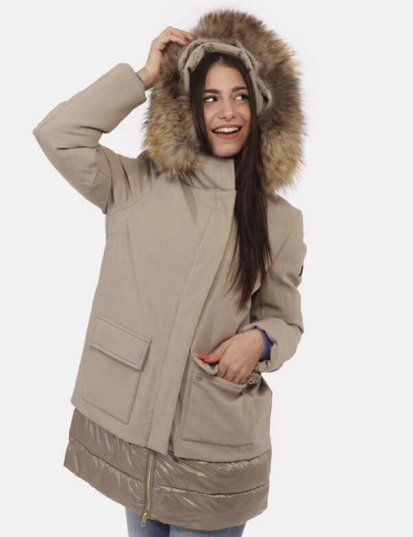 Piumino Yes Zee Beige - Piumino lungo in total beige con interno imbottito più cappuccio. Presenti tasche a toppa con chiusu