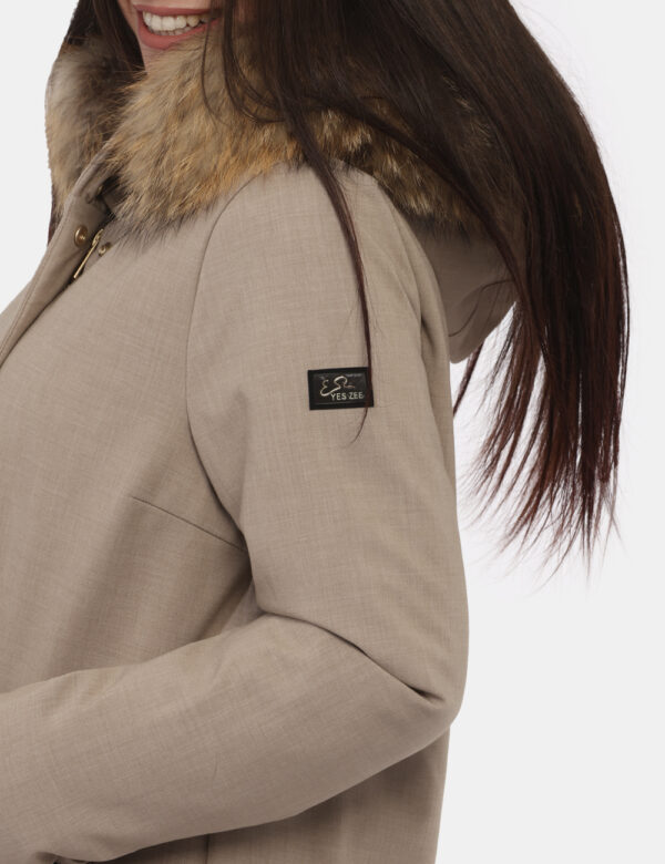 Piumino Yes Zee Beige - Piumino lungo in total beige con interno imbottito più cappuccio. Presenti tasche a toppa con chiusu