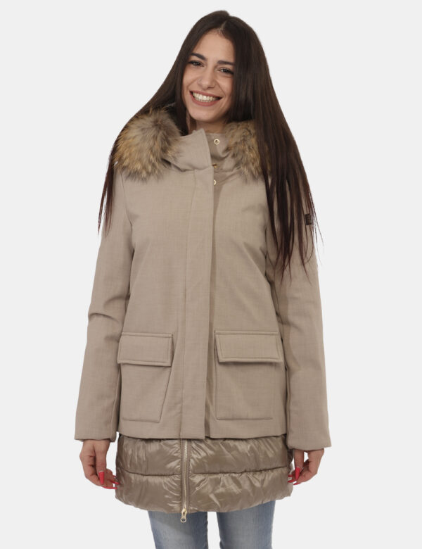 Piumino Yes Zee Beige - Piumino lungo in total beige con interno imbottito più cappuccio. Presenti tasche a toppa con chiusu