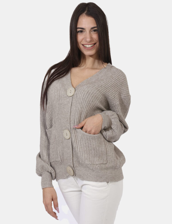 Cardigan Sandro Ferrone Beige - Cardigan in total beige con tasche a toppa in tinta. La vestibilità è morbida e pratica graz