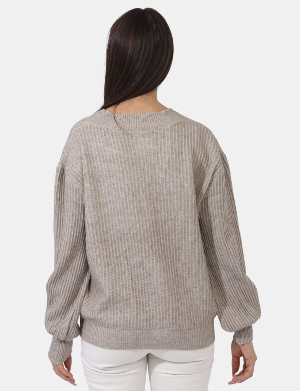 Cardigan Sandro Ferrone Beige - Cardigan in total beige con tasche a toppa in tinta. La vestibilità è morbida e pratica graz