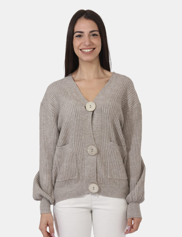 Cardigan Sandro Ferrone Beige - Cardigan in total beige con tasche a toppa in tinta. La vestibilità è morbida e pratica graz