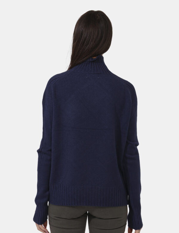 Maglione Sandro Ferrone Blu - Maglione a girocollo alto in total blu. La vestibilità è morbida e regolare. Il maglione è ada