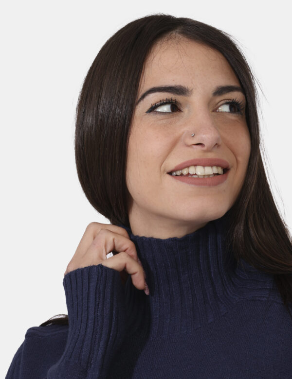 Maglione Sandro Ferrone Blu - Maglione a girocollo alto in total blu. La vestibilità è morbida e regolare. Il maglione è ada